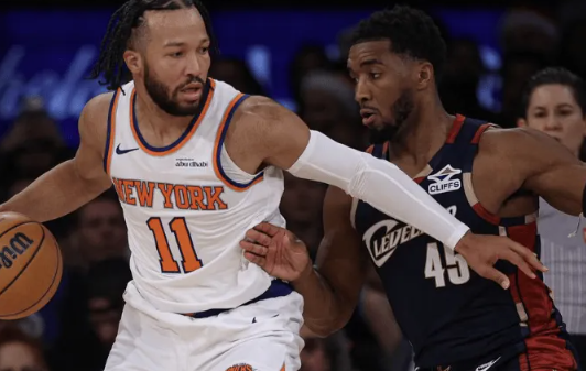 北京时间5月18日讯,NBA季后赛东部半决赛抢七大战落下帷幕。骑士客场以125-94大胜活塞,凭借悬殊的比分拿下生死之战,以大比分4-3惊险淘汰对手,时隔八年再度闯入东部决赛。随着骑士成功晋级,本赛季东决对阵正式敲定,克利夫兰骑士将迎战纽约尼克斯,两支东部老牌球队迎来历史性一战。